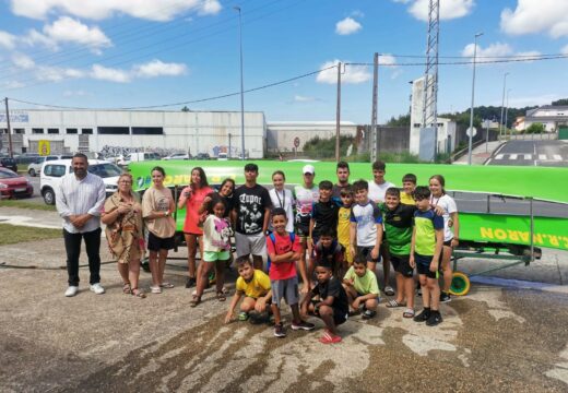 Os menores saharauís do programa “Vacacións en Paz” visitaron as instalacións do Club de remo Narón e sairón en embarcacións pola ría